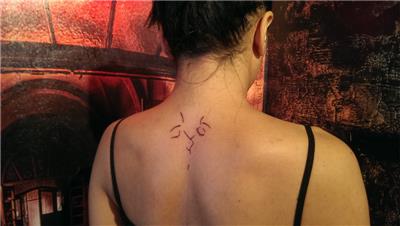 cizgisel-opusen-cift-dovmesi---kissing-couple-line-work-tattoo