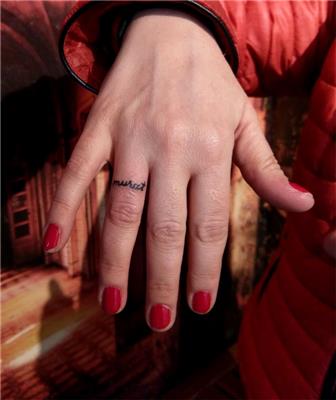 alyans-yuzuk-parmak-uzerine-isim-dovmesi---ring-name-tattoos