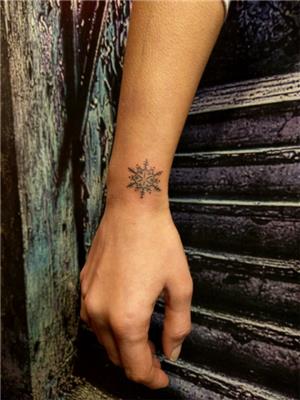 kar-tanesi-dovmesi---snowflake-tattoo