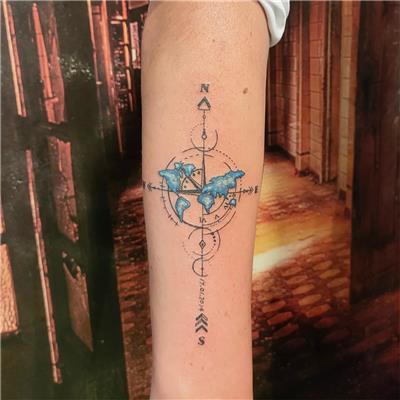 pusula-dunya-haritasi-ve-ok-dovmesi---compass-world-map-and-arrow-tattoo