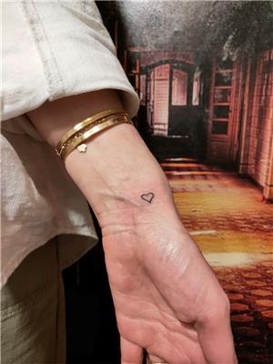 minimal-kalp-dovmesi---minimal-heart-tattoo