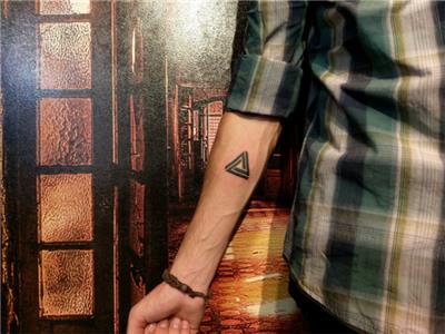 penrose-imkansiz-ucgen-dovmesi---penrose-triangle-tattoo