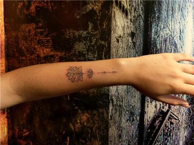 kol-uzerine-lotus-cicegi-ve-ok-dovmesi---lotus-arrow-arm-tattoo