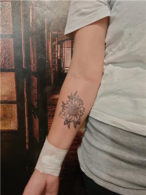 kol-uzerine-ucgen-icinde-ay-cicegi-dovmesi---sun-flower-and-triangle-tattoo