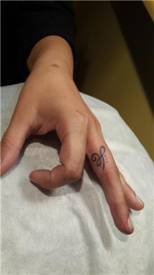 parmak-uzerine-inanc-sembolu-dovmesi---believe-symbol-tattoo-on-finger