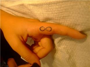 Parmak zerine Sonsuzluk areti Dvmesi / Infinity Symbol Tattoo on Finger
