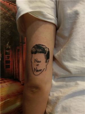 elvis-presley-cizgisel-yuz-cizimi-ve-sarki-sozu-dovmesi---elvis-presley-face-silhouette-now-or-never-tattoo