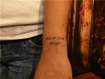 bilek-uzerine-dogum-tarihi-ve-saati-dovmesi---birth-date-and-time-tattoo