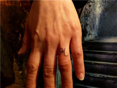 alyans-yuzuk-parmak-harf-dovmesi---ring-finger-tattoo