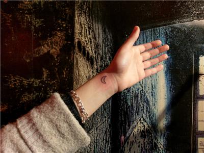 el-bilegine-hilal-ay-dovmesi---moon-tattoo-on-hand-