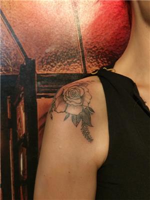 omuza-gul-dovmesi---rose-tattoo-on-shoulder