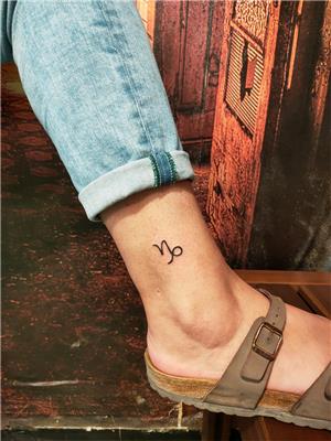 ayak-bilegine-oglak-burcu-sembolu-dovmesi---capricorn-symbol-tattoo