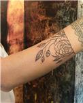 bant-cizgi-uzerine-gul-ve-yapraklar-dovmesi---rose-and-leaves-line-tattoo