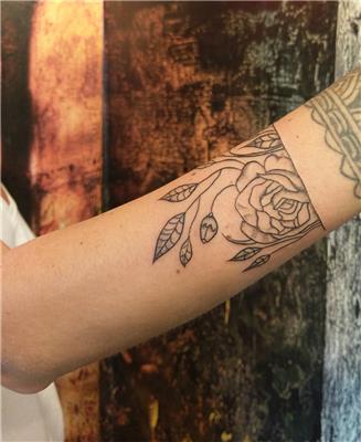 bant-cizgi-uzerine-gul-ve-yapraklar-dovmesi---rose-and-leaves-line-tattoo