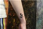 bilege-siyah-gul-dovmesi---black-rose-tattoo