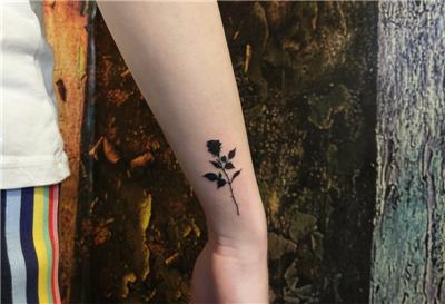 bilege-siyah-gul-dovmesi---black-rose-tattoo