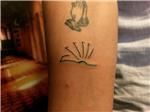 cizgisel-kitap-dovmesi---minimal-book-tattoo