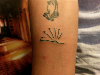 cizgisel-kitap-dovmesi---minimal-book-tattoo