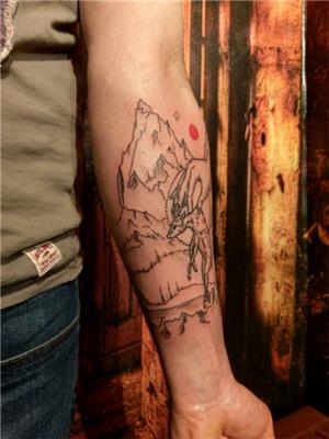geyik-karaca-daglar-orman-doga-ve-el-dovmesi---deer-nature-and-hand-tattoo