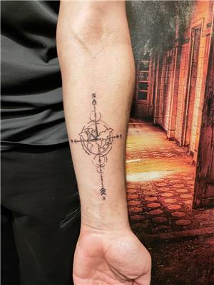 pusula-dunya-haritasi-ve-ok-dovmesi---compass-world-map-and-arrow-tattoo