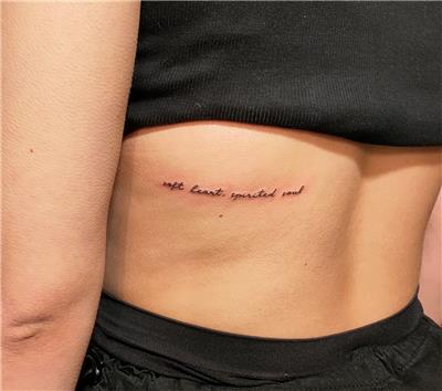 bel-uzerine-yazi-dovmesi---soft-heart-spirited-soul-tattoo