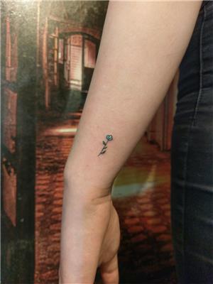 minimal-renkli-tomurcuk-cicek-dovmesi---minimal-colorful-flower-tattoo