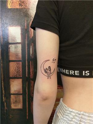 ay-uzerinde-oturan-kedi-ve-kiz-dovmesi---cat-and-girl-sitting-on-the-moon-tattoo