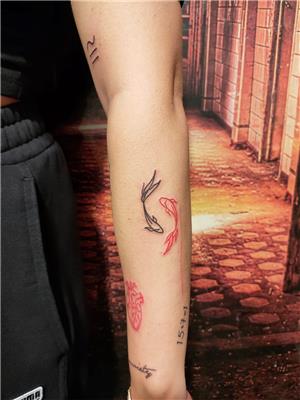 kirmizi-siyah-minimal-koi-baligi-dovmesi---red-and-black-minimal-koi-fish-tattoos