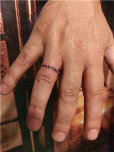 Parmak zerine Meral smi Yzk Alyans Dvme / Name Ring Finger Tattoos 