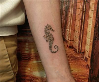 denizati-dovmesi---seahorse-tattoo