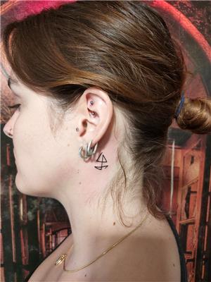 boyuna-sembolik-cizgisel-yelkenli-capa-dovmesi---line-work-sailer-symbol-tattoo