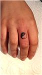 parmaga-yin-yang-dovmesi---yin-yang-tattoo-on-finger