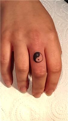parmaga-yin-yang-dovmesi---yin-yang-tattoo-on-finger