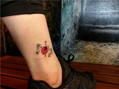 ugur-bocegi-kalp-sarmasik-dovmesi---ladybug-hearts-and-leaf-tattoos