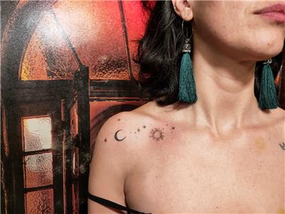 omuza-ay-gunes-ve-yildizlar-dovmesi---moon-sun-and-stars-tattoo
