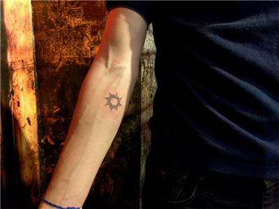 sembolik-minimal-gunes-dovmesi---sun-symbol-tattoo
