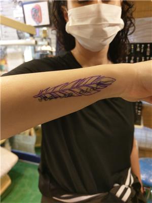 isim-dovmesi-tuy-motifi-ile-kapatma---name-tattoo-cover-up-with-feather