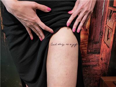each-day-is-a-gift-bacak-uzerine-yazi-dovmesi---leg-tattoos