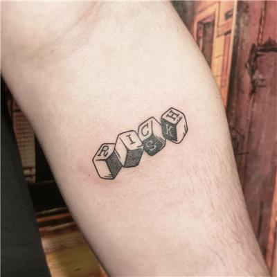 rich-risk-zar-dovmesi---rich-risk-dice-tattoo