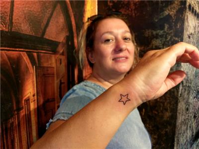 el-bilek-minik-yildiz-dovmesi---small-star-tattoo