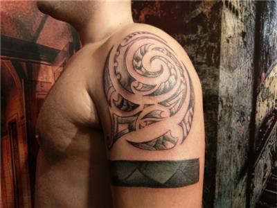 kanat-dovmesi-uzerine-tribal-omuz-dovmesi-ve-kol-bandi---wing-tattoo-cover-up-with-tribal-and-band-tattoo