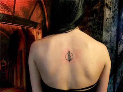 cember-icinde-cam-agaci-sirt-dovmesi---pine-tree-circle-tattoo-back