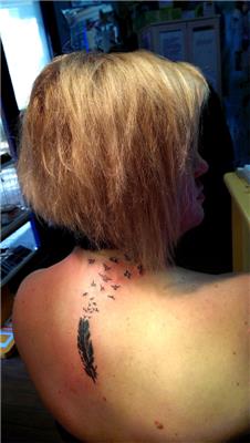 tuy-ve-ucan-kuslar-sirt-dovmesi---feather-and-flying-birds-back-tattoo