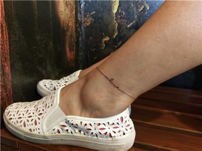 ayak-bilegine-hal-hal-cizgi-alive-yazisi-dovme---anklet-alive-line-tattoo