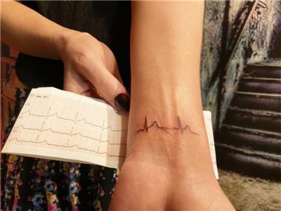 ekg-elektrokardiyogram--gercek-kalp-ritmi-dovmesi---ekg-heart-beat-tattoo