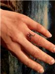 alyans-yuzuk-parmak-harf-dovmesi---ring-finger-tattoo