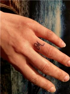 Alyans Yzk Parmak Harf Dvmesi / Ring Finger Tattoo