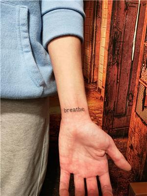 daktilo-kitap-fontu-ile-bilege-breath-yazi-dovmesi---breath-tattoo
