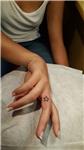 parmak-ici-yildiz-dovmesi---star-tattoo-on-finger