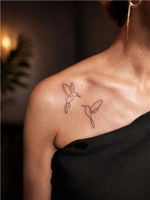 omuza-cizgisel-sinek-kusu-dovmesi---linear-hummingbird-tattoo